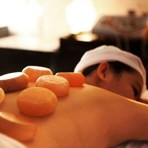 Massage đá muối Himalaya